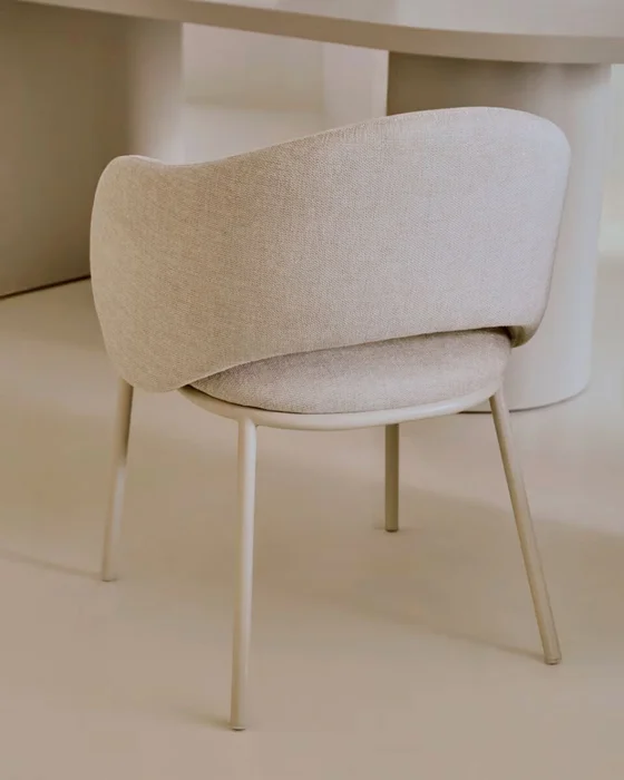 Silla Maina de chenilla beige y patas de acero con acabado beige FSC Mix Credit en Beige - Sillas, Uruguay | Kavehome, vista 3