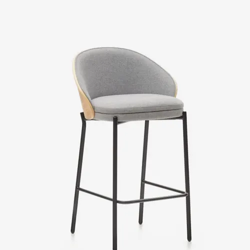 Taburete Eamy de chenilla gris claro chapado en fresno acabado natural y metal negro 65 cm en Gris - Butacas, banquetas y puffs, Uruguay | Kavehome