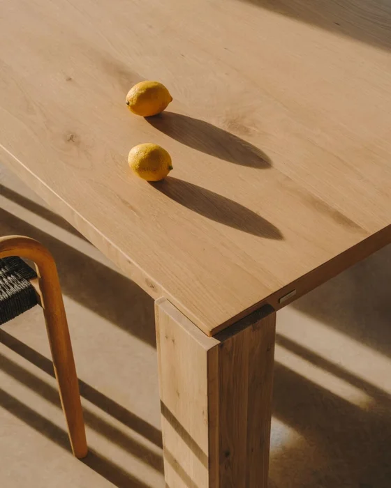 Mesa Deyanira de chapa de roble y patas de madera maciza de roble 220 x 110 cm en Madera natural - Mesas de comedor, Uruguay | Kavehome, vista 3