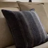 Almohadón Sunta de algodón, rayas azul oscuro 50 x 50 cm en Azul - Textiles, Uruguay | Kavehome, vista 2 de 5