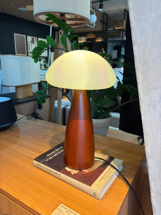 Lampara de Mesa Aura– Madera + Vidrio en Marrón Oscuro – Material: Madera + Vidrio –Cable negro - Lámparas de mesa, Uruguay | Berna home, vista 3