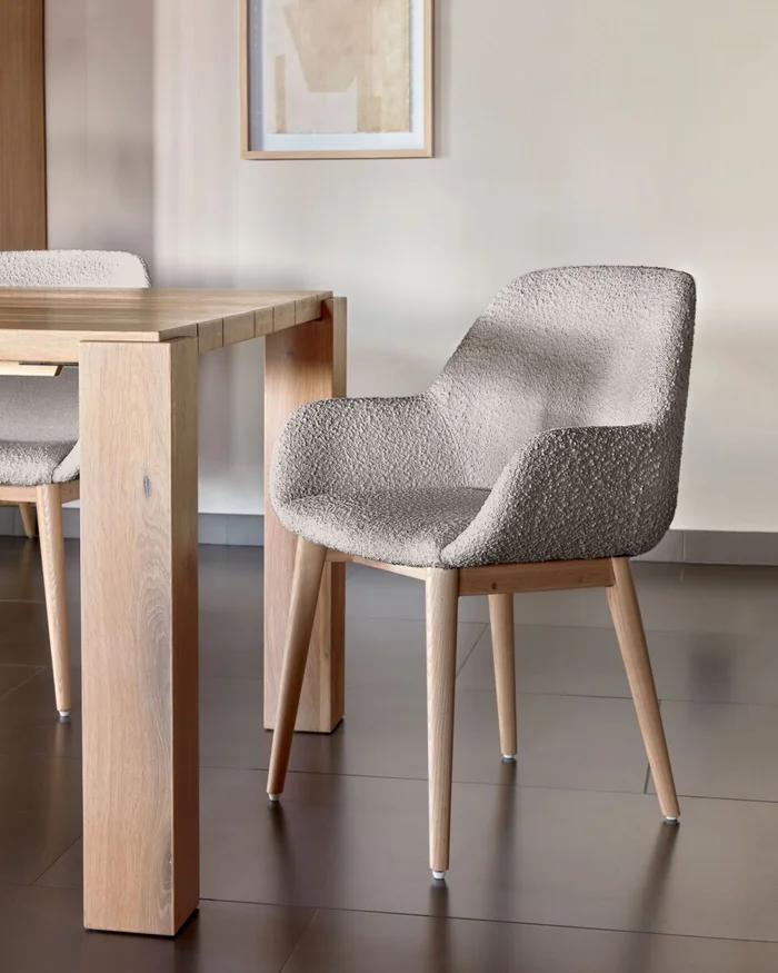 Silla Konna de borreguito - gris claro y patas de chapa de fresno acabado natural en Gris - Sillas, Uruguay | Kavehome, vista 2
