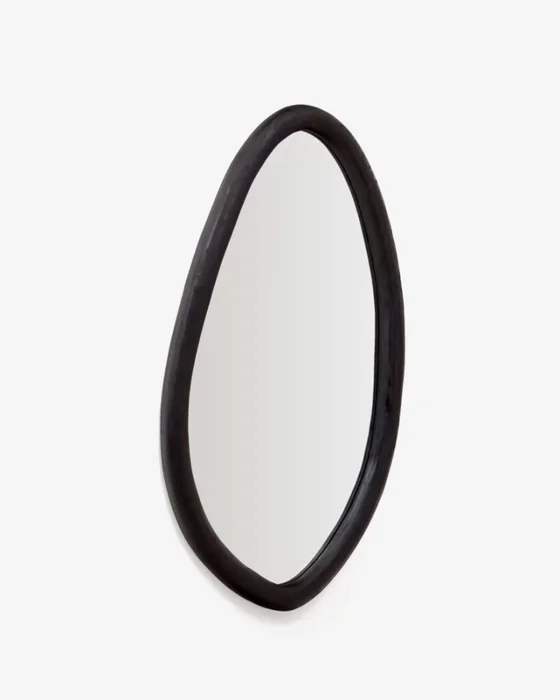 Espejo Magrit de madera maciza de mungur con acabado negro Ø 60 x 110 cm en Negro - Espejos, Uruguay | Kavehome
