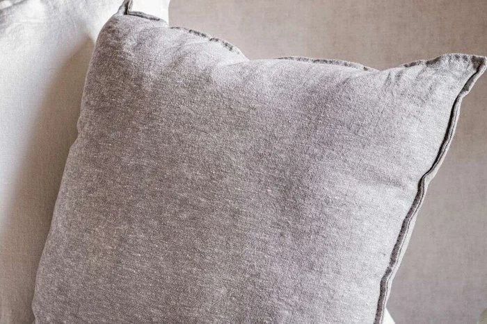 ALMOHADON PAZ - LINO GRIS CLARO - 55 X 55 en Gris - Textiles, Uruguay | La Iberica, vista 2