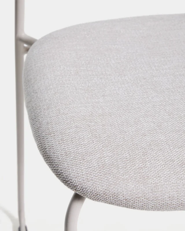 Taburete apilable Meli de chenilla beige y patas de metal beige 65 cm en Beige - Butacas, banquetas y puffs, Uruguay | Kavehome, vista 3