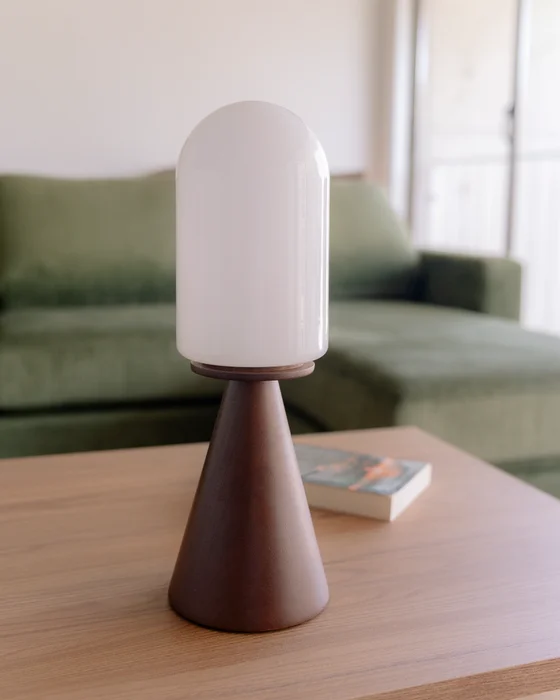 Lampara de Mesa Cosumel Tulipa - Madera Oscura + Vidrio en Marrón Oscuro Natural – Material: Vidrio y Madera – Voltaje: bi voltio – Lámpara - Lámparas de mesa, Uruguay | Berna home, vista 2