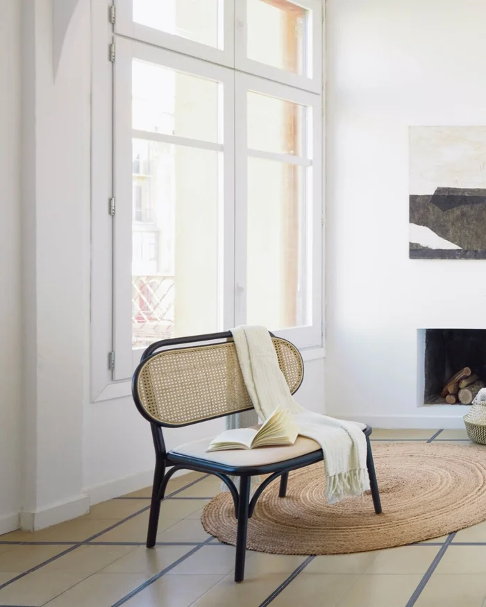 Butaca Doriane madera maciza - olmo acabado lacado negro y asiento de tela en Negro - Butacas, banquetas y puffs, Uruguay | Kavehome, vista 2