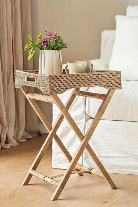 BANDEJA DE RATTAN NUDE CON SOPORTE / MESA AUXILIAR / BARCITO en Madera natural - Mesas de living, Uruguay | La Iberica