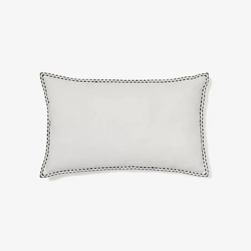 Almohadón Sinet de lino blanco con bordado negro - 30 x 50 cm en Blanco - Textiles, Uruguay | Kavehome