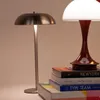 Lámpara de mesa hongo inalámbrica plateada en Plateado - Lámparas de mesa, Uruguay | Buho Store, vista 3 de 4