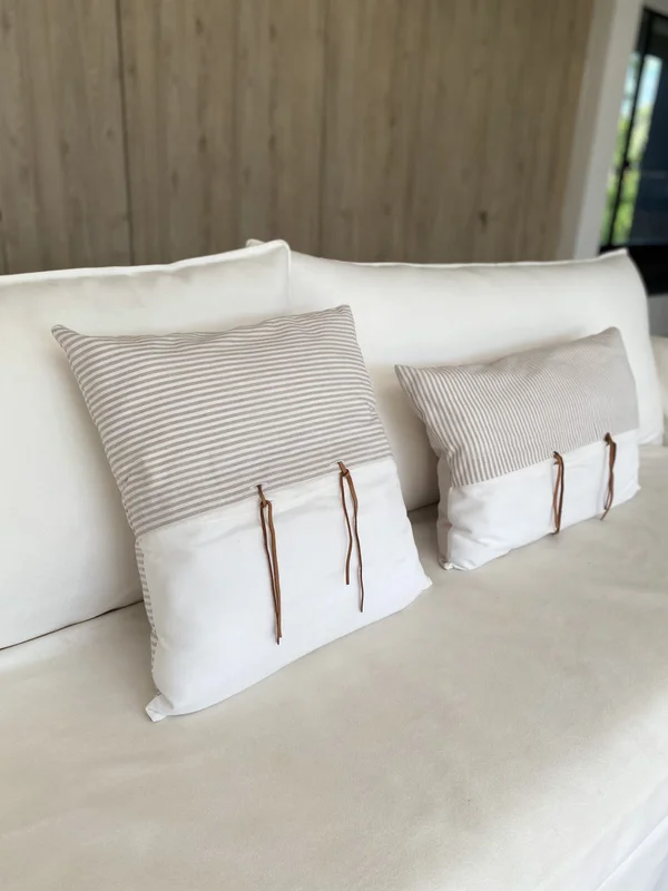 Almohadón lazo cuadrado a rayas blanco y beige (60cm) en Gris - Textiles, Uruguay | Dreams On Time, vista 3