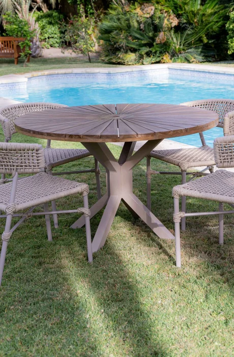 Mesa en madera de teca y caño de aluminio beige en Beige - Mesas de comedor, Uruguay | Entrecasa