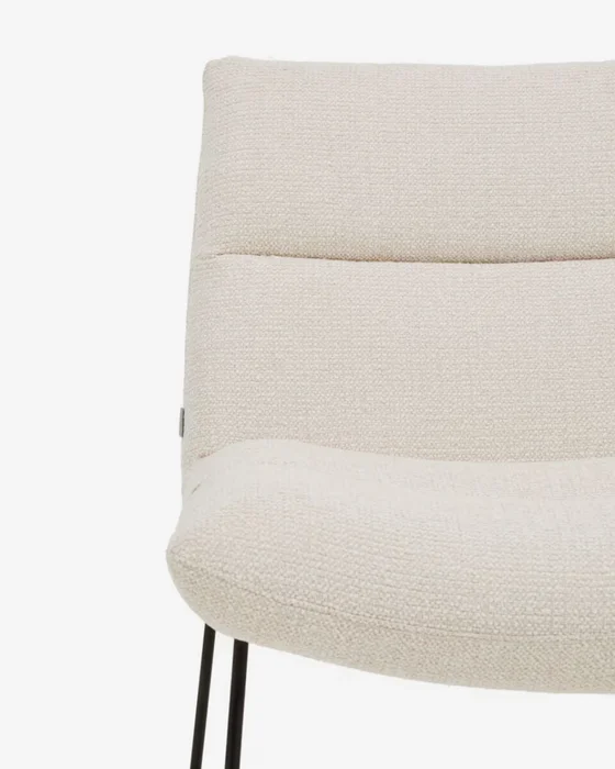 Butaca Asen - de chenilla beige y patas de acero negro FSC 100% en Beige - Butacas, banquetas y puffs, Uruguay | Kavehome, vista 3