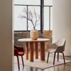 Silla Aleli de chenilla beige y patas de madera maciza de fresno con acabado nogal en Beige - Sillas, Uruguay | Kavehome, vista 4 de 10