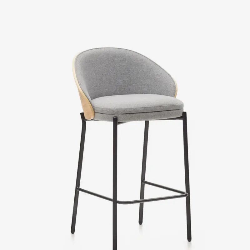 Taburete Eamy de chenilla gris claro chapado en fresno acabado natural y metal negro 65 cm en Gris - Butacas, banquetas y puffs, Uruguay | Kavehome