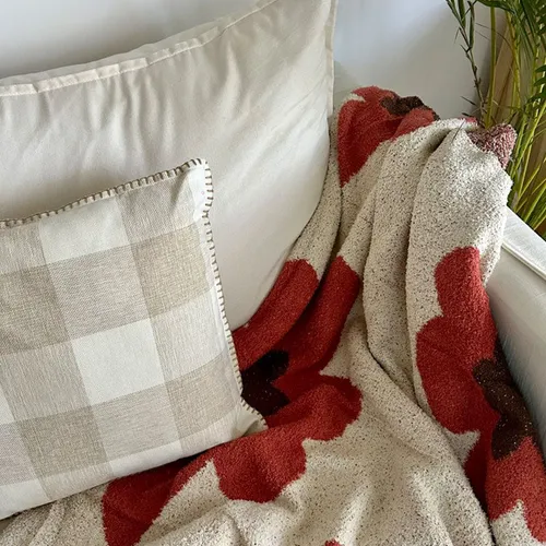 Manta Suave Floral en Rojo - Textiles, Uruguay | Cabana