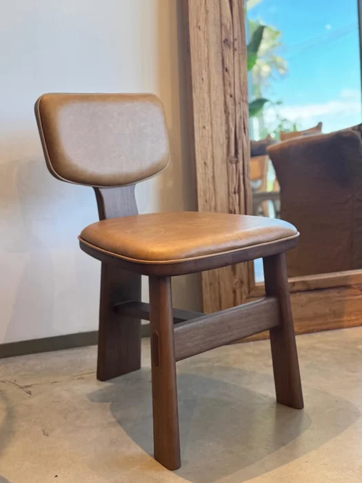 SILLA ESTANDARTE CUERO CAMEL en Marrón - Sillas, Uruguay | Más Infinito Casa, vista 4