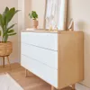 Cómoda Anielle de 3 cajones de madera maciza y chapa de fresno 99 x 78,5 cm en Off-white - Cómodas, Uruguay | Kavehome, vista 3 de 10