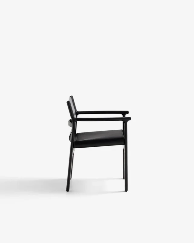 Silla Jan de fibras de cuero reciclado negro y madera maciza de fresno con acabado negro FSC 100% en Negro - Sillas, Uruguay | Kavehome, vista 6