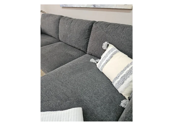 Sofa con Chaise PRADA PREVENTA - Dark Grey Tela Rústica en Dark Grey Tela Rústica - Sillones y sofás, Uruguay | Finkel, vista 3