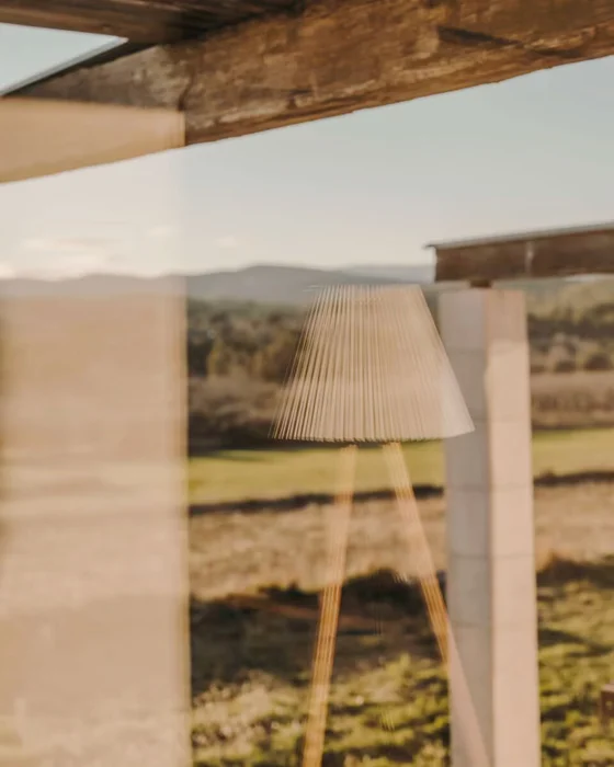 Lámpara de pie Benicarlo de madera de caucho con acabado natural y beige en Beige - Lámparas de pie, Uruguay | Kavehome, vista 3