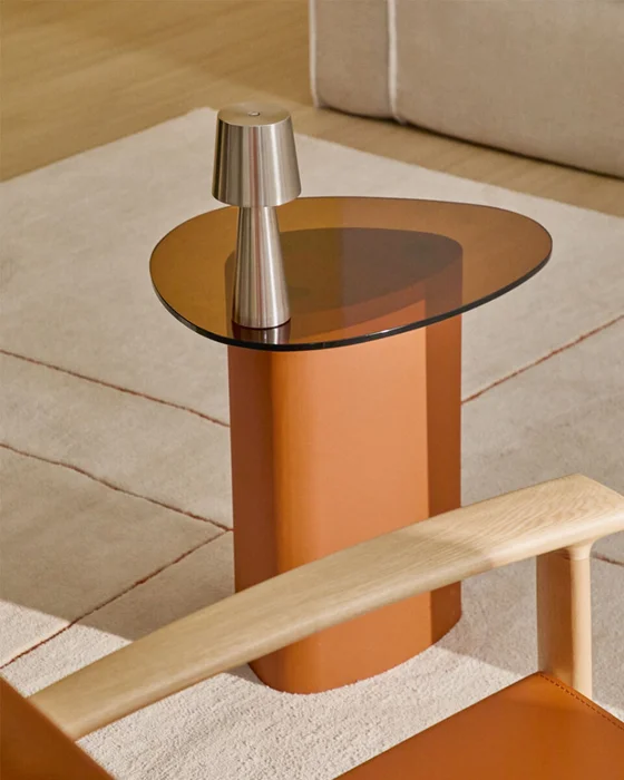 Mesa auxiliar Olir de vidrio templado y acero terracota 48 x 46,8 cm en Rojo - Mesas de arrimo, Uruguay | Kavehome, vista 2