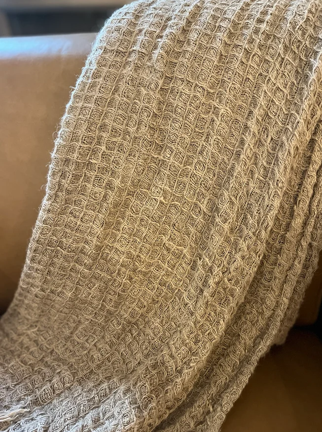 THROW RUSTICO BEIGE TEXTURIZADO en Gris - Textiles, Uruguay | Más Infinito Casa, vista 2