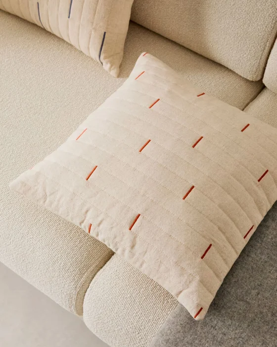 Almohadón Blaina de algodón y lino blanco con detalle bordado - rojo 45 x 45 cm en Blanco, Terracota - Textiles, Uruguay | Kavehome, vista 3