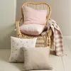 Almohadón AGERTIDSEL 45x45 flor beige en Beige - Textiles, Uruguay | JYSK, vista 3 de 5