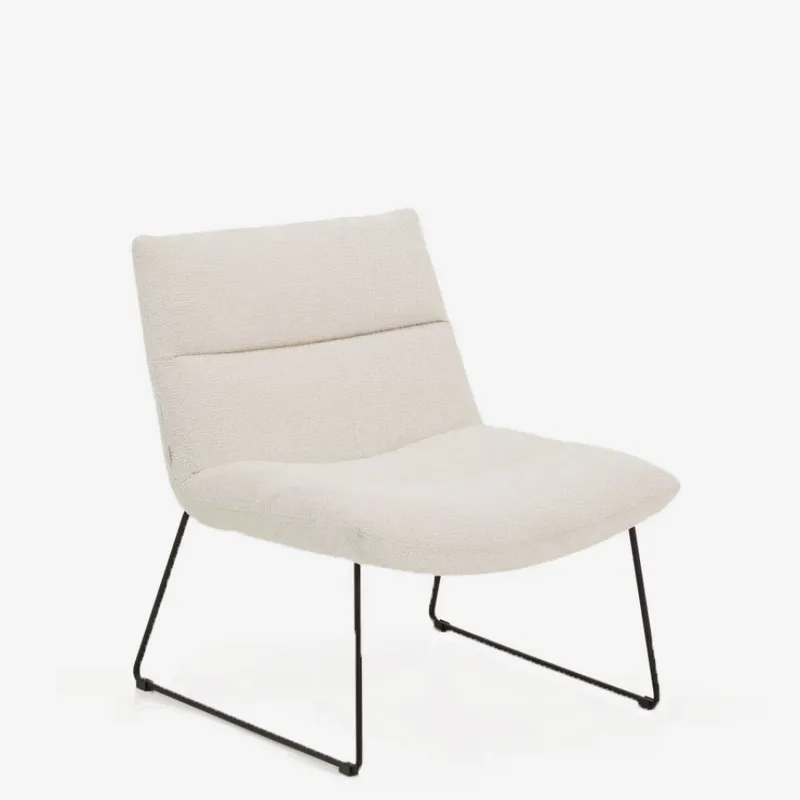 Butaca Asen - de chenilla beige y patas de acero negro FSC 100% en Beige - Butacas, banquetas y puffs, Uruguay | Kavehome