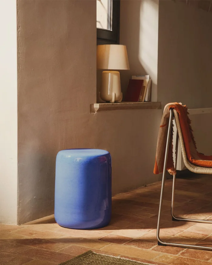 Mesa auxiliar exterior Mesquida de cerámica con acabado azul glaseado Ø 35 cm en Azul - Mesas de arrimo, Uruguay | Kavehome, vista 2