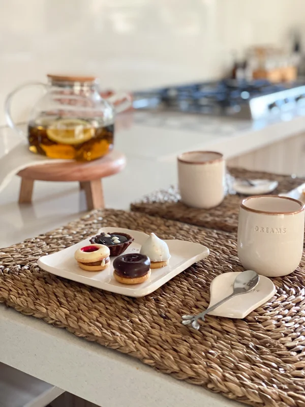 Kit desayuno con vaso de cerámica, apoya cucharas, plato y cucharita en Beige - Decoración, Uruguay | Dreams On Time, vista 36