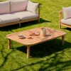 Mesa de centro exterior Sacova de madera maciza de eucalipto 140 x 89 cm FSC 100% en Madera natural - Mesas de living, Uruguay | Kavehome, vista 2 de 7