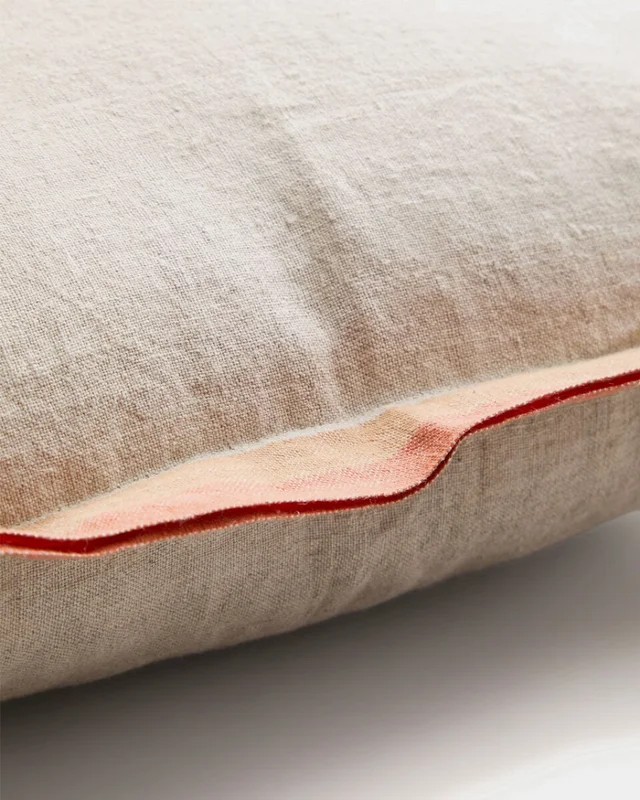 Almohadón Disea de lino beige con detalle naranja 45 x 45 cm en Beige - Textiles, Uruguay | Kavehome, vista 3