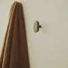 Set Arely de 2 colgadores de madera maciza de haya con acabado lacado verde 6,5 cm / 10 cm en Verde - Percheros y colgadores, Uruguay | Kavehome, vista 2 de 5