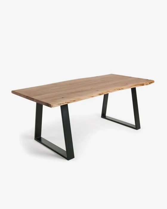 Mesa Alaia - 160 x 90 cm madera maciza de acacia patas de acero acabado negro en Madera natural - Mesas de comedor, Uruguay | Kavehome