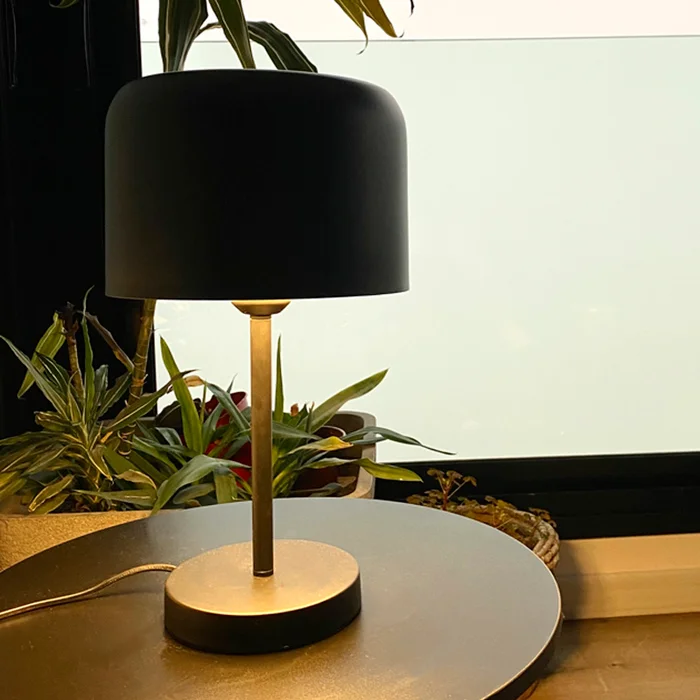 Lámpara de mesa Gaia Negra en Negro - Lámparas de mesa, Uruguay | Alta Gracia Deco, vista 3