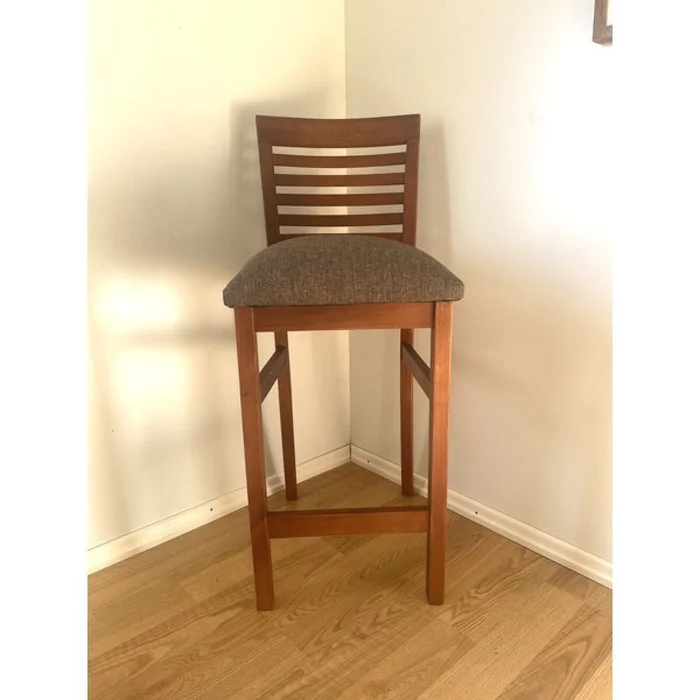 Taburete curvo horizontal — Serra Amoblamientos en Marrón - Sillas, Uruguay | Serra Amoblamientos, vista 2