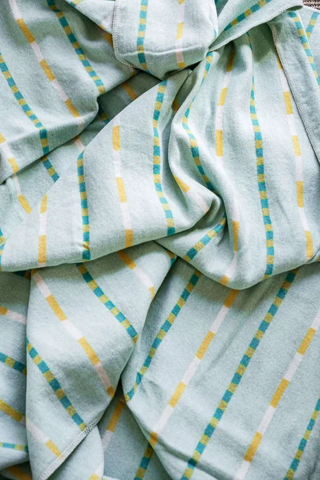 MANTA AUSTRIACA MILD GREEN Y LIMA - 2.00 X 1.40 MTS en Multicolor - Textiles, Uruguay | La Iberica, vista 2