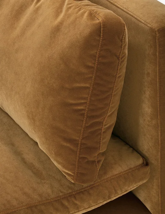 Sofá tapizado Roman en Mostaza - Sillones y sofás, Uruguay | Pieza Clave, vista 2