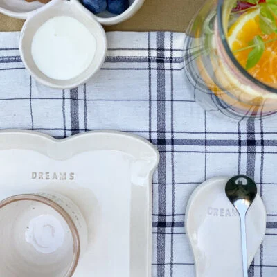 Kit desayuno con vaso de cerámica, apoya cucharas, plato y cucharita en Beige - Decoración, Uruguay | Dreams On Time, vista 24