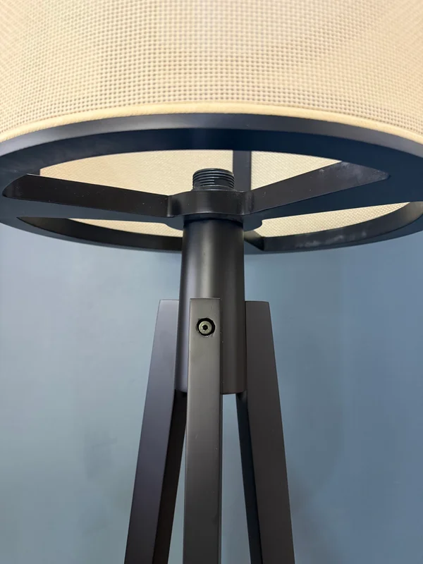 Lámpara de Pie Tripe Apollo – Negro en Madera natural - Lámparas de pie, Uruguay | Berna home, vista 3