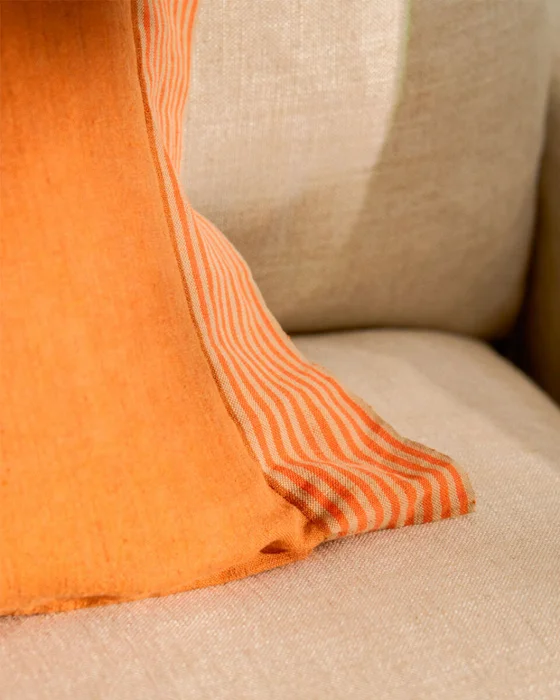 Almohadón Disea de lino - naranja con detalle de rayas naranjas, 40 x 60 cm en Naranja - Textiles, Uruguay | Kavehome, vista 3