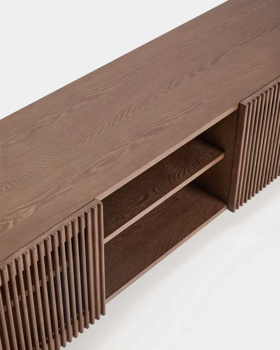 Mueble TV Beyla 2 puertas de chapa y madera maciza de fresno con acabado tono nogal 180 x 49,5 cm en Marrón - Muebles para TV, Uruguay | Kavehome, vista 5