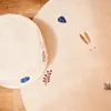 Puf Yanil 100% algodón blanco con bordado de hojas multicolor Ø 40 cm en Multicolor - Butacas, banquetas y puffs, Uruguay | Kavehome, vista 3 de 5