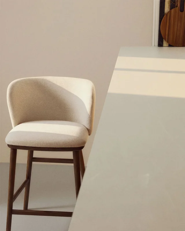 Taburete Ciselia chenilla beige y patas de madera maciza fresno acabado tono nogal FSC Mix Credit 65cm en Beige - Butacas, banquetas y puffs, Uruguay | Kavehome, vista 3
