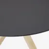Mesa redonda Argo de cristal negro mate y patas de acero efecto madera Ø 150 cm en Negro - Mesas de comedor, Uruguay | Kavehome, vista 5 de 6