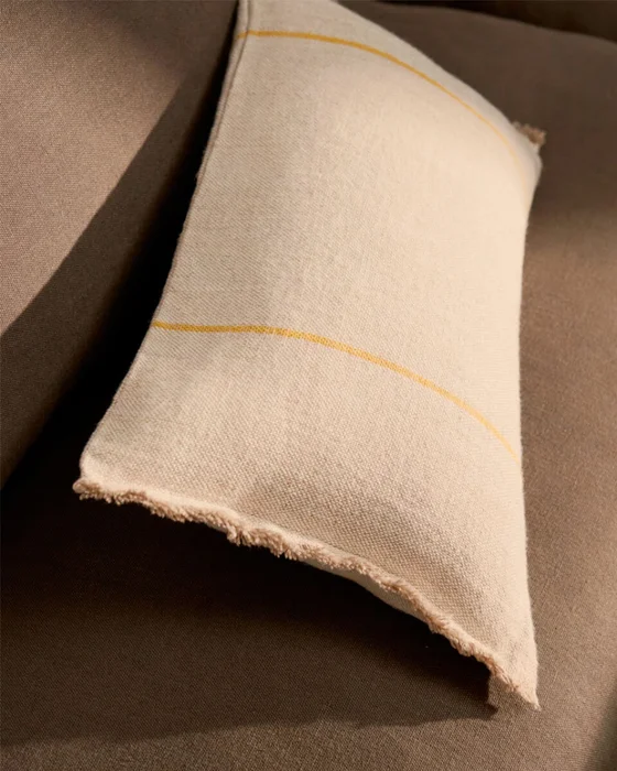 Almohadón Lidore de lino beige con rayas a contraste amarillo 30 x 50 cm en Amarillo, Beige - Textiles, Uruguay | Kavehome, vista 3