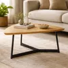 Mesa de centro triangular en madera y metal en Madera natural - Mesas de living, Uruguay | Champagne Home, vista 1 de 3