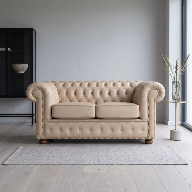 Sofá Chesterfield Novo - Cuero Básico - 2 cuerpos - Arena - (Preventa) en Beige - Sillones y sofás, Uruguay | NYR